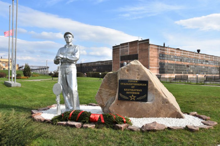 На «Бежицкой стали» появился памятник партизану-сталелитейщику