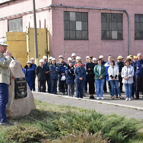 В Брянске появился памятный камень героям-сталелитейщикам